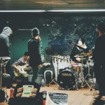 por qué oír bandas nuevas beneficia a tu banda
