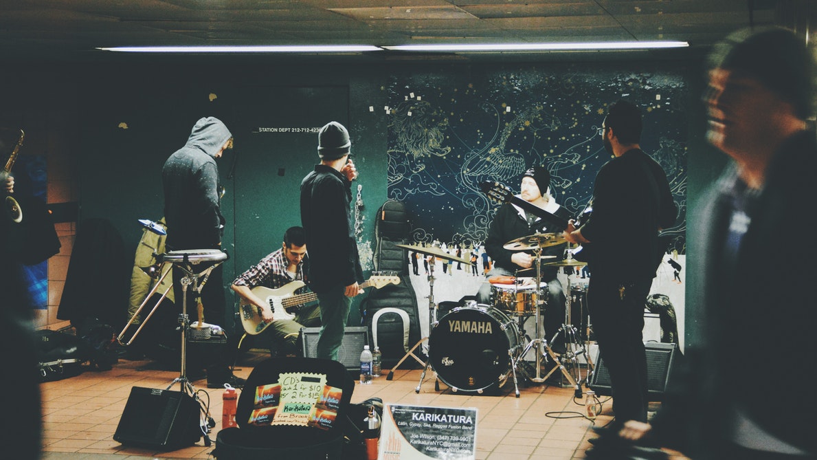 por qué oír bandas nuevas beneficia a tu banda